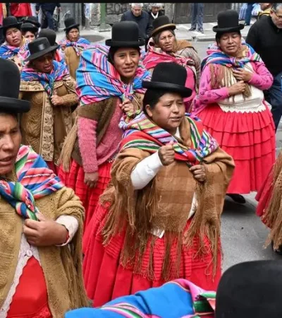La etnia indígena aimara y las asociaciones de choferes de transporte lideran el descontento general.