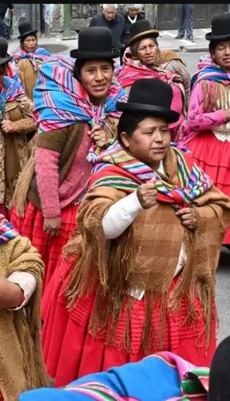 La etnia indígena aimara y las asociaciones de choferes de transporte lideran el descontento general.