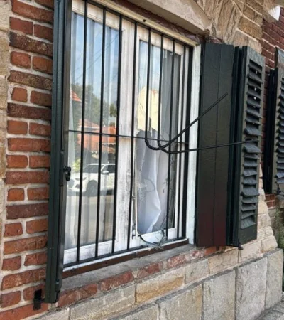 Los cacos rompieron una reja de la casa y uno de ellos se introdujo con fines de robo.