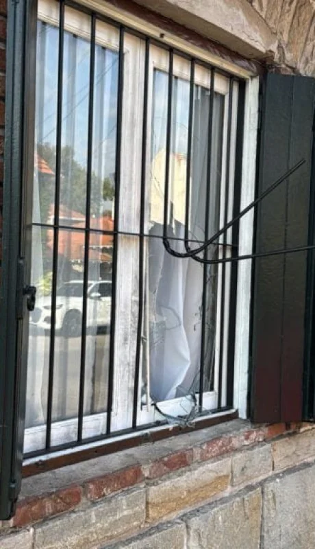 Los cacos rompieron una reja de la casa y uno de ellos se introdujo con fines de robo.