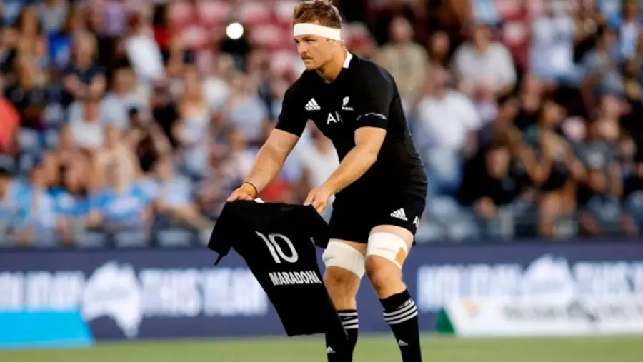 Sam Cane, capitán de los All Blacks, en el partido que se jugó el 27 de noviembre de 2020. Sobre el césped, la camiseta con el nombre de Maradona.