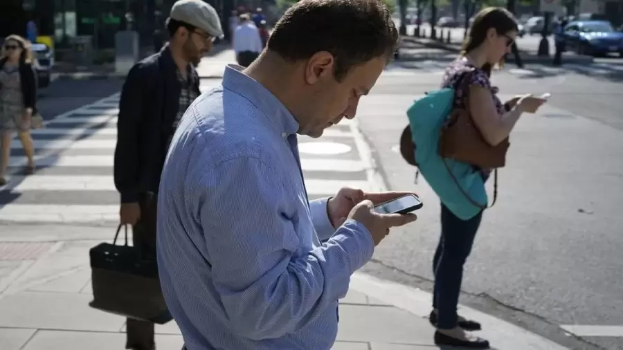 Caminar mirando el celular