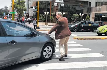 Los riesgos y distracciones que genera el celular al caminar por la calle