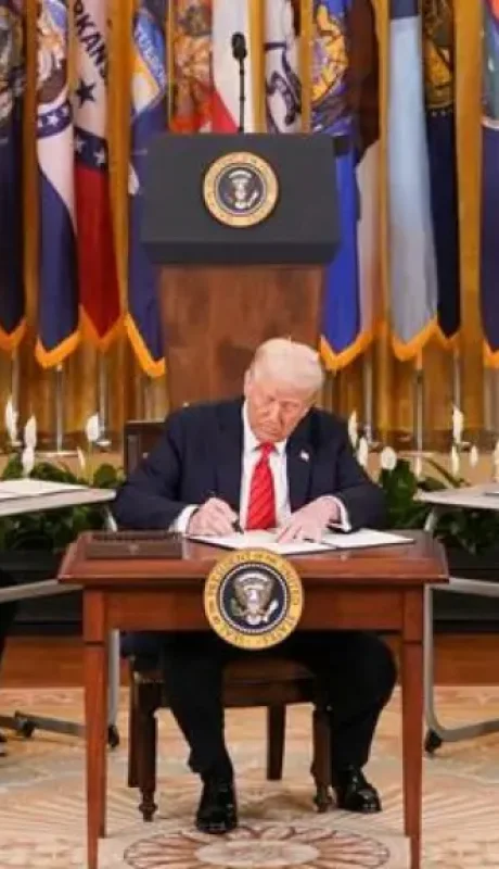 Trump rubricó el decreto rodeado de 12 niños sentados en sus pupitres.