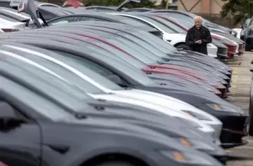 Crece el odio antiestadounidense en Canadá: ahora vandalizaron vehículos Tesla