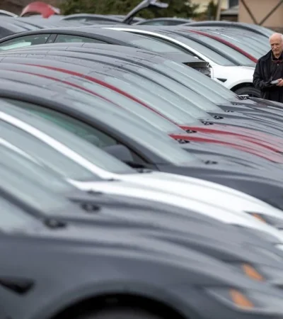 Vehículos Tesla fueron vandalizados en Canadá.