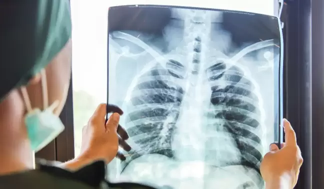 Por la obstrucción, sea cual fuera la causa, la sangre no puede continuar su camino y queda estancada en el ventrículo derecho.