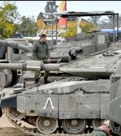 Unidades blindadas israelíes se mueven por las principales líneas terrestres de Gaza para asegurarse la ventaja militar.