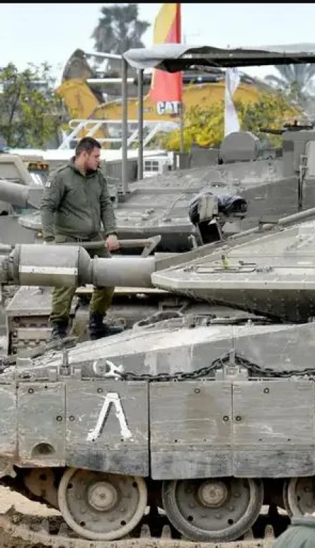 Unidades blindadas israelíes se mueven por las principales líneas terrestres de Gaza para asegurarse la ventaja militar.