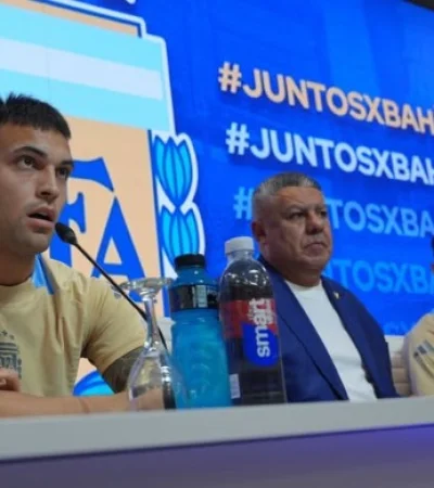Lautaro Martínez y Germán Pezzella durante el anunció de la realización de un entrenamiento benéfico abierto al público este sábado/