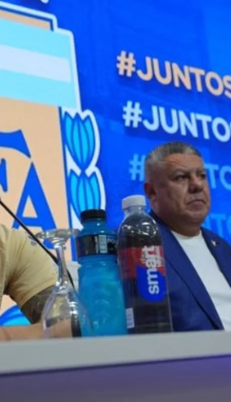 Lautaro Martínez y Germán Pezzella durante el anunció de la realización de un entrenamiento benéfico abierto al público este sábado/