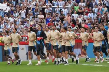 La Selección mayor de fútbol venció a la Sub-20 en un partido solidario
