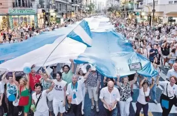 Se acerca un tiempo de definiciones importantes y sólo aparecen propuestas políticas erráticas