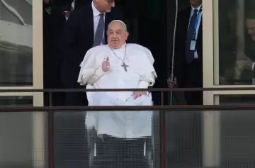 El Papa saludó a los fieles antes de retirarse del Hospital Gemelli