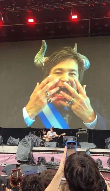 Se encendió la polémica en el Lollapalooza con un video contra Javier Milei