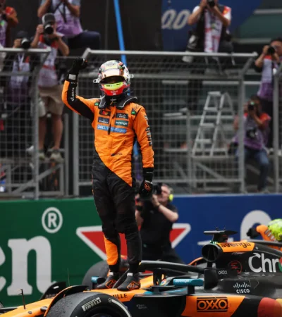 Le mejor: Oscar Piastri festeja su victoria tras ganar en gran premio de China.