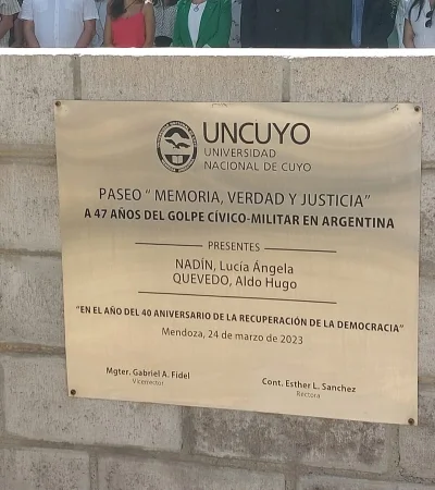 Autoridades, encabezadas por la Rectora de la UNCuyo, Esther Sánchez, el Vicerector, Gabriel Fidel, decanos, docentes, alumnos e invitados especiales.