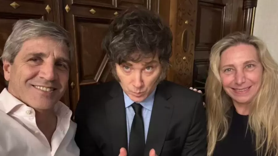 Luis Caputo, Javier Milei, y Karina Milei.