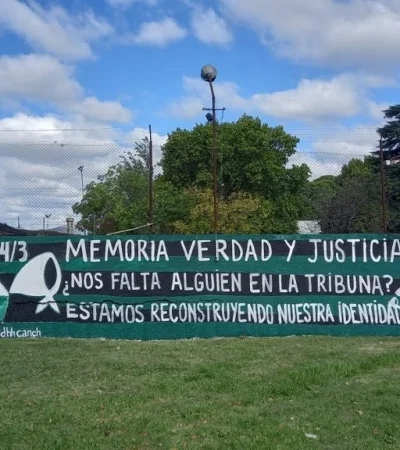La bandera del club Nueva Chicago