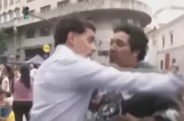 Periodista agredido en marcha por la Memoria: le arrojaron cerveza en plena cobertura