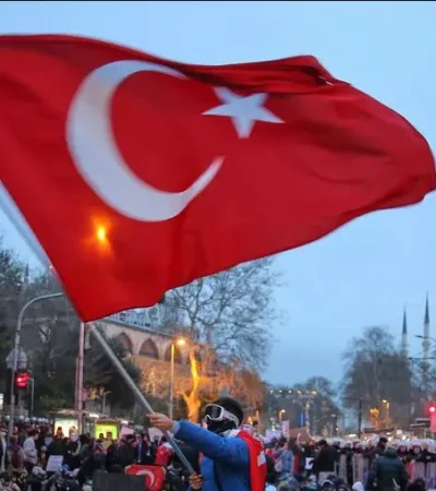 El tono de las manifestaciones no cede pese a la enorme cantidad de ciudadanos arrestados.