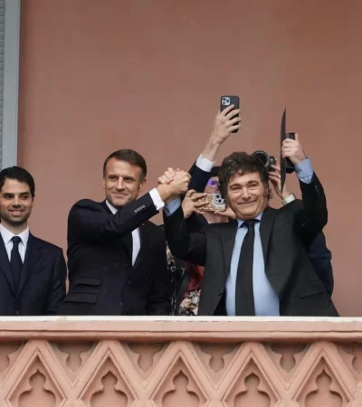 Los dos mandatarios en la última visita del galo a nuestro país. (Foto: web)