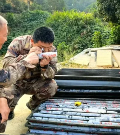 Técnicos del Instituto de Monitoreo e Investigación de Desastres Geológicos de la provincia de Hunan.