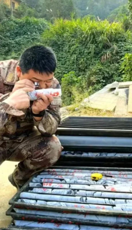 Técnicos del Instituto de Monitoreo e Investigación de Desastres Geológicos de la provincia de Hunan.