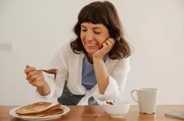 Saltarse el desayuno: beneficios, riesgos y mitos según una experta