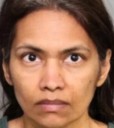 Saritha Ramaraju, de 48 años, fue arrestada tras confesar que degolló a su hijo de 11 años.