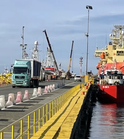 El puerto chileno quiere erigirse como el gran polo comercial entre las disputadas islas y Sudamérica.