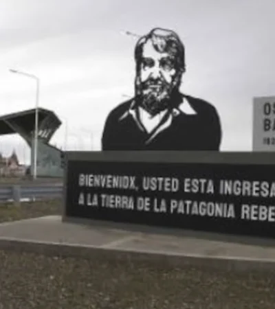 Monumento a Osvaldo Bayer.