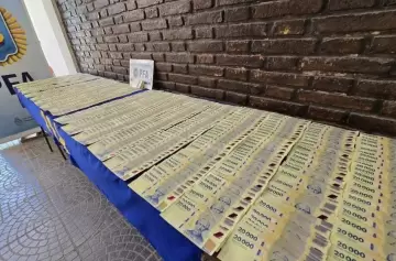 Fue detenido en una estación de servicio con casi $20 millones en billetes falsos