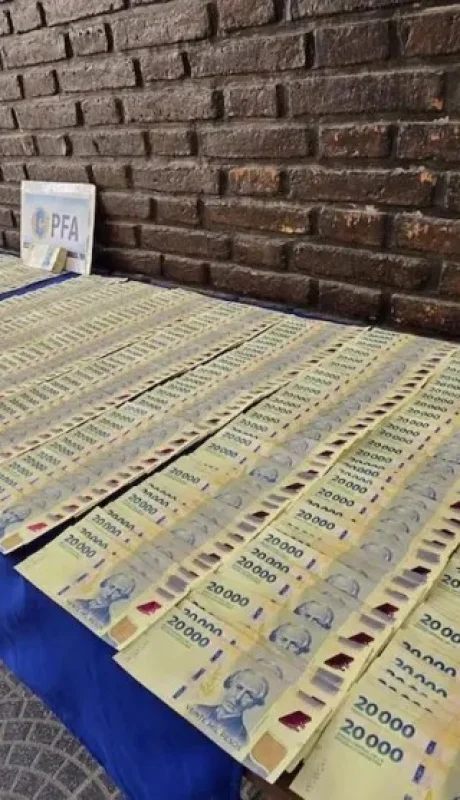 El detenido portaba 996 billetes de 20 mil pesos falsos.