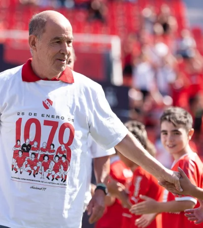 Los hinchas del Club Atlético Independiente y su ídolo máximo, Ricardo Bochini, celebran su día tan especial.