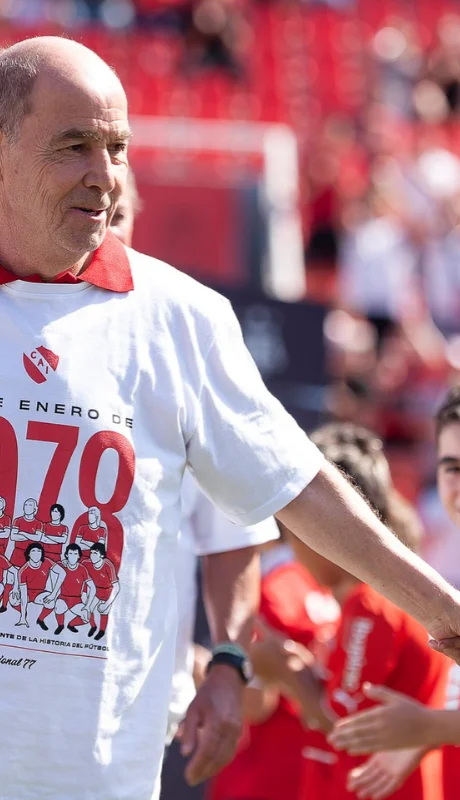 Los hinchas del Club Atlético Independiente y su ídolo máximo, Ricardo Bochini, celebran su día tan especial.