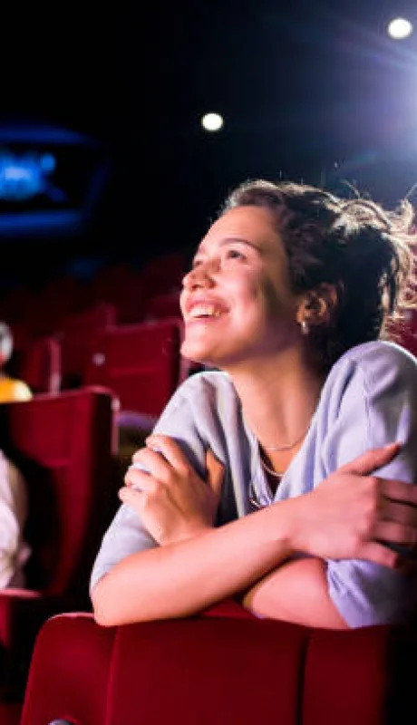 Personas disfrutando del cine.