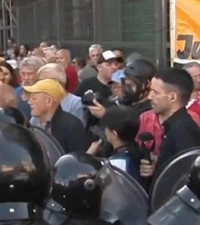 Marcha de jubilados: la Policía despliega el protocolo antipiquetes