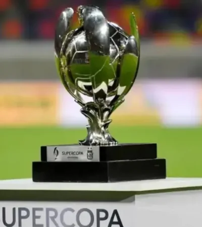 El trofeo de la Supercopa Internacional.
