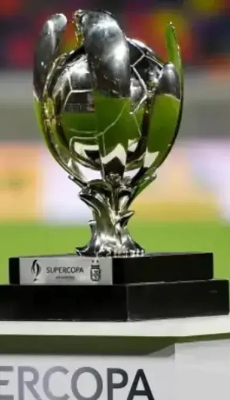 El trofeo de la Supercopa Internacional.