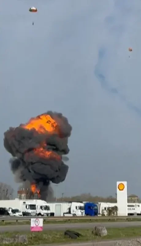 Dos jets acrobáticos galos sembraron el pánico ante los espectadores en una práctica.