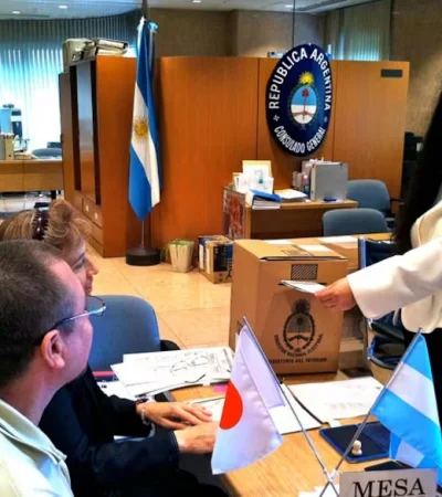 Actualmente, los argentinos que se encuentran en el exterior votan de manera presencial. (foto: archivo web)