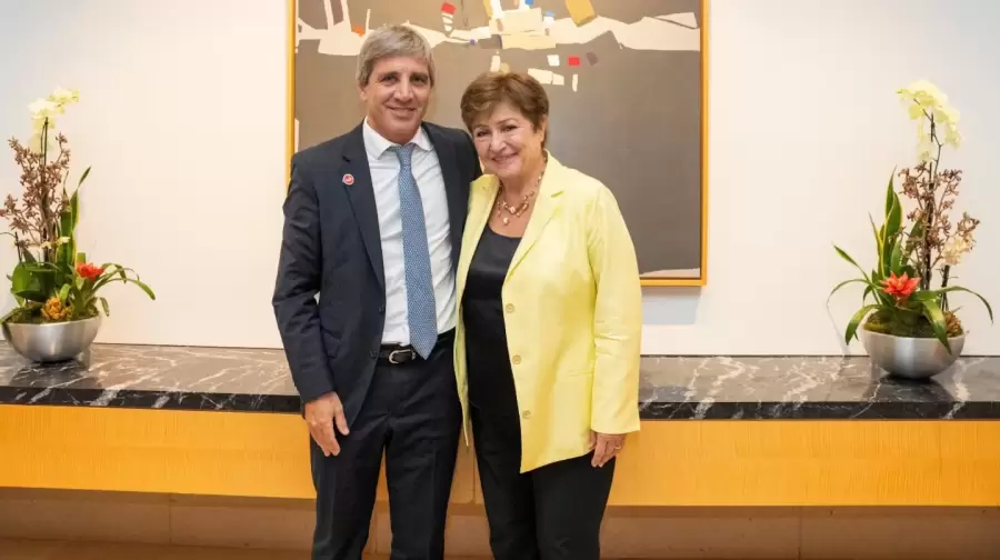 Luis Caputo y Kristalina Georgieva, directora gerente del Fondo Monetario Internacional.