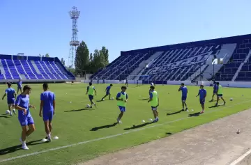 En Godoy Cruz aparecen nombres y se suman las bajas en el plantel