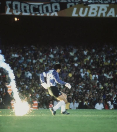 Foto de Ricardo Alfieri padre. Fue en el Maracaná cuando una bengala cayó detrás del arquero Roberto Rojas, el cual luego se arrojó sobre ella
