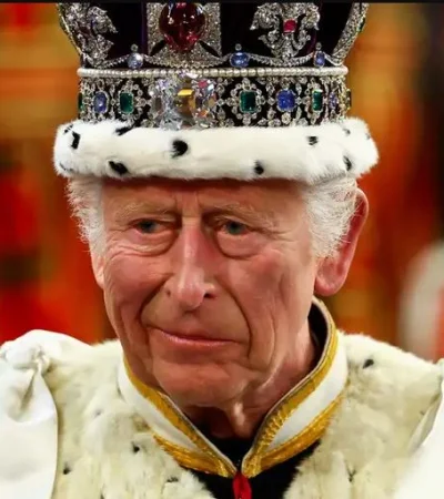 El monarca británico se vió superado por los efectos colaterales de su tratamiento.