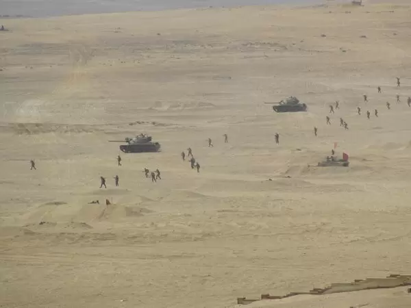 Las tropas se desplazan en medio de una tormenta de arena. (Foto: archivo web)