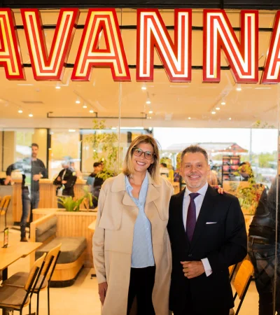 Jésica Lois, gerenta general del Mendoza Plaza Shopping, y Alejandro de Borbon, director de Havanna Mendoza.