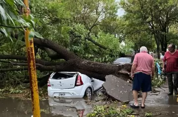 Funes, Roldán y Baigorria, golpeados por una inédita tormenta de granizo