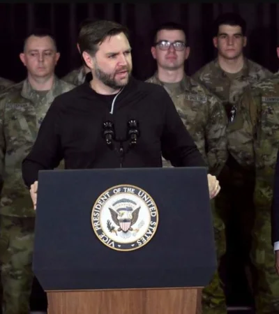 Vance está en la isla ártica y dio un discurso ante el contingente militar de la base perteneciente a la Fuerza Espacial estadounidense.